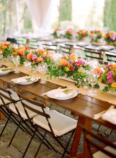 obsessed with long tables for weddings! Italian Dining, Pretty Tables, Used Wedding Dresses, Tuscany Wedding, Long Table, Deco Floral, Table Arrangements, Floral Centerpieces, Wooden Table