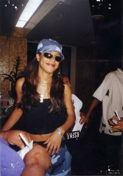 Aaliyah Aesthetic 90s, Aaliyah 90s, Aaliyah Outfits, Aaliyah Aesthetic, Aliyah Outfits 90s, Aaliyah Pictures, Aaliyah Style, Aaliyah Haughton, 90s Hip Hop Fashion