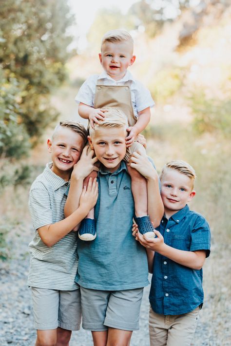 Sibling Photo Outfits, Brother Photoshoot Boys, Kids Poses For Pictures, 4 Siblings Picture Ideas, Kids Family Pictures, Young Sibling Photography, Brothers Photoshoot, Brother Photography, Sibling Photography Poses