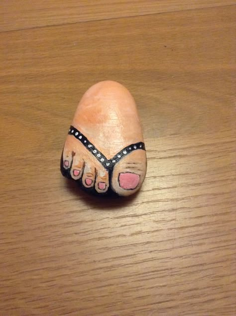 flip flop foot Painted Rocks Ideas, Hilarious Dogs, Laws Of Physics, Garden Rock Art, Art Coquillage, Rock Painting Tutorial, Diy Rock Art, Painted Rock Animals, Stone Art Painting