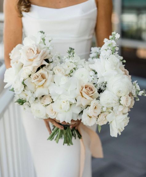 Champagne Flowers Bouquet, Champagne Wedding Bouquet, White And Champagne Wedding, White And Blush Bridal Bouquet, Wedding Bouquet Champagne, Champagne Wedding Flowers, Blush And White Wedding, Blush Bridal Bouquet, Bridesmaids Flowers