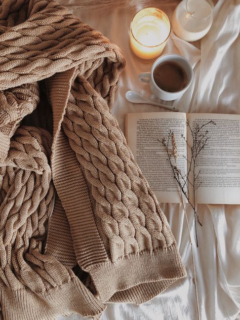 Un café, una manta, un libro y aromas..... Blanket Photoshoot Ideas, Blanket Product Photography, Coffee Widget, Blanket Advertisement, Blanket Photoshoot, Christmas Cookies Packaging, Crochet Carpet, Branding Shoot, Aesthetic Light