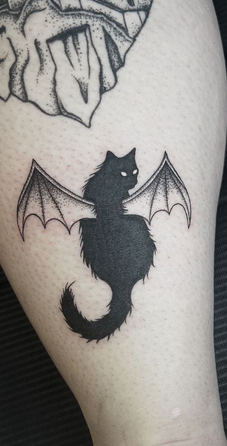 New Year Tattoo, Leg Tattoos Witchy, Cat Tattoo Black, Gothic Tattoo Ideas Simple, Tattoo Spooky, Black Goth Tattoo, Tattoos For Leg, Simple Tattoos Goth, Little Black Cat Tattoo