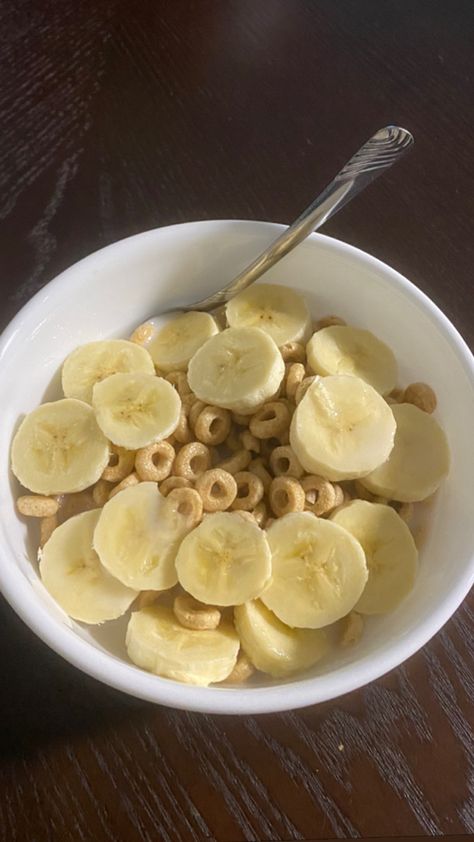 #banana #cereal #cheerios #breakfast #food #yummy Cereal Ideas, Banana Cereal, Dream Breakfast, Art Spread, Banana Breakfast, Bowl Of Cereal, Banana Slice, Corn Flakes, Best Breakfast Recipes