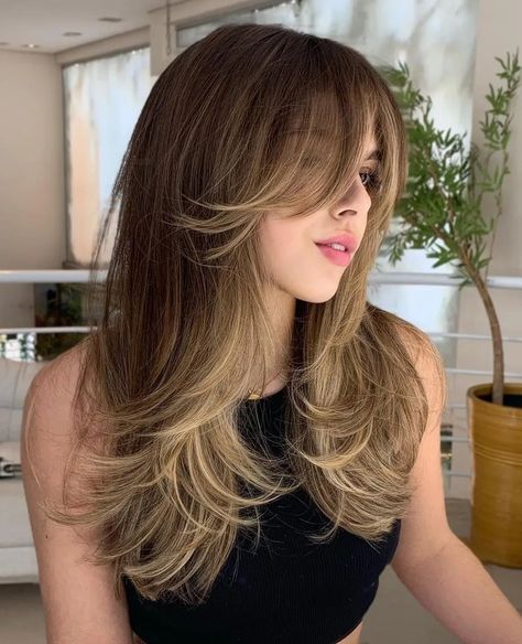 Butterfly Haircut Dark Brown Hair, Brown Hair With Highlights And Bangs, Large Forehead Hairstyles, Butterfly Hairstyle, Summer Hair Trends, Haircuts For Long Hair With Layers, Chic Hairstyles, Haircuts For Long Hair, Medium Length Hair Cuts