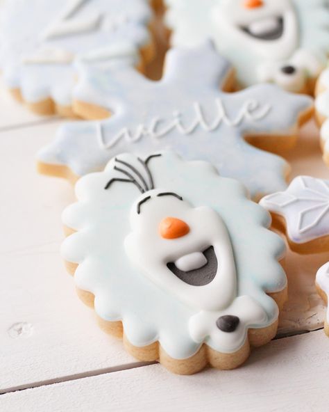 | The Olaf shorts on Disney+, highly recommend ⛄️ . . . . . #cookies #cookieart #decoratedcookies #cookier #cookiesofinstagram… | Instagram Elsa Cookies, Olaf Cookies, Christmas Sugar Cookies Decorated, Frozen Cookies, Snowflake Cookies, Christmas Sugar Cookies, Cookies Decorated, Frozen Birthday, Cookie Art