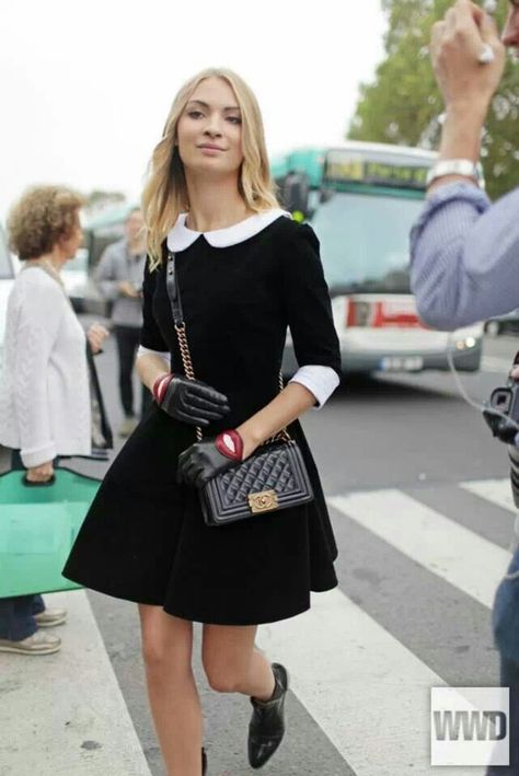 #Streetstyle #Paris Fashion Week Vintage Collar Dress, Peter Pan Collar Dress Vintage, White Collar Dress Outfit, Black Dress White Collar, Black Dress With White Collar, Retro Chic Fashion, Addams Dress, White Collar Dress, Pan Collar Dress