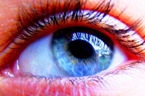 "Without realizing it, humans might be able to innately detect Earth’s magnetic field, thanks to a compound found in our eyes. Or we may have been able to do so some time in the past." Vitrectomy Surgery, Eye Retina, Intracranial Pressure, Earth's Magnetic Field, General Anaesthesia, Consent Forms, Left Eye, Eye Surgery, Popular Science