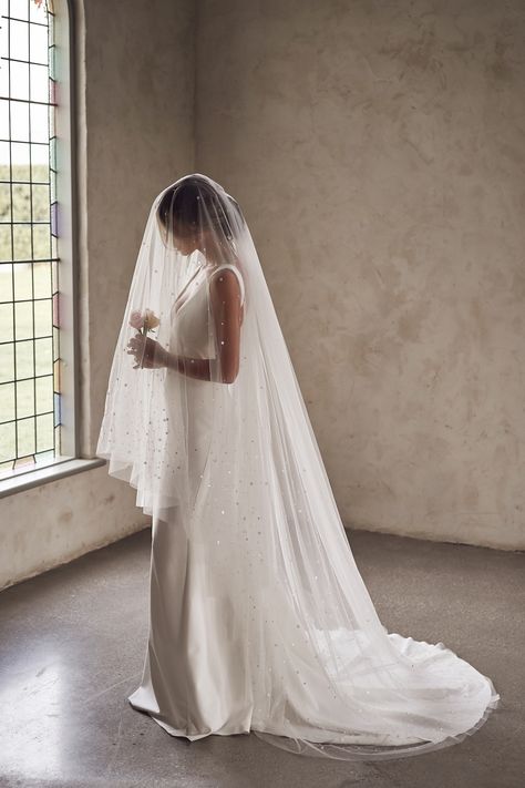 Anna Campbell "Lumière" Bridal Collection - Perfete | Vintage Wedding Dress with cathedral veil #weddingdress #bridalgown #wedding Wedding Veil Blusher, Anna Campbell Wedding Dress, Pearl Wedding Veil, Tulle Wedding Veil, Bridal Gowns Vintage, Vintage Inspired Wedding Dresses, Anna Campbell, Blusher Veil, Sophisticated Bride