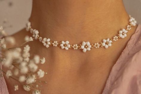 White Flower Choker, Flower Bead Necklace, Pretty Jewelry Necklaces, Flower Choker, Beaded Necklace Diy, Diy Bracelet Designs, Diy Bracelets Patterns, Beads Bracelet Design, Handmade Jewelry Tutorials