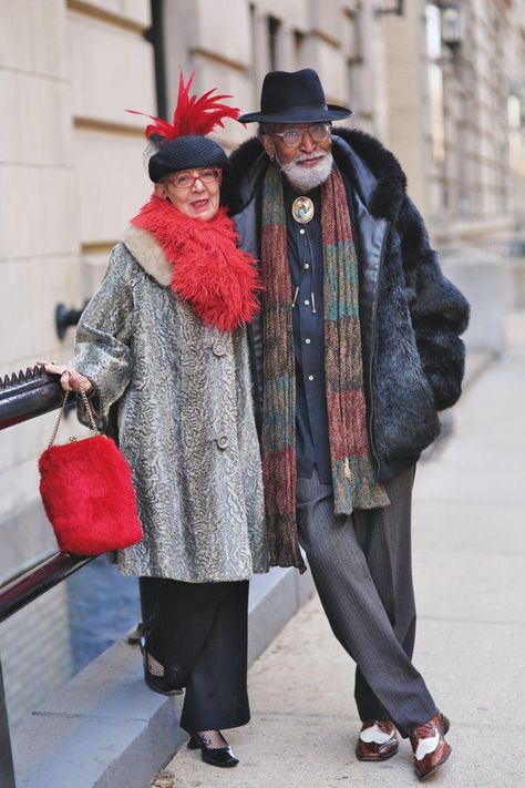 Advanced Style: Older and Wiser by Ari Seth Cohen is a photographic love letter to the life-affirming power of personal style. Advanced Style, Ageless Style, Ageless Beauty, Old People, Aging Gracefully, Fashion Over 50, Mode Inspiration, Bronzer, New Black