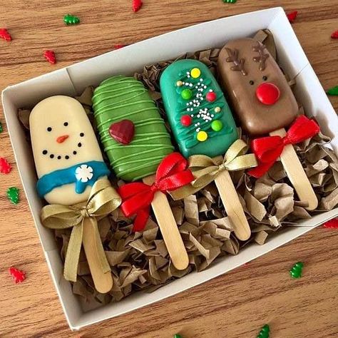 cakescicles Christmas Christmas Cakecicles Ideas, Cakesicle Christmas, Christmas Cake Sicles, Christmas Cakesicles Ideas, Christmas Cakecicles, Cakesicles Christmas, Christmas Treat Boxes Ideas, Christmas Cakesicles, Christmas Treat Boxes