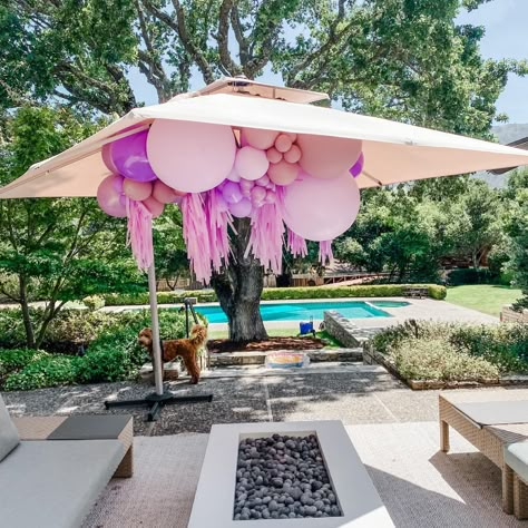 Balloons On Chandelier, Umbrella Balloon Garland, Umbrella Birthday Party, Purple Pool Party, Pool Party Balloons, Balloon Clusters, Backyard Birthday Parties, Bubble Birthday, Umbrella Decorations