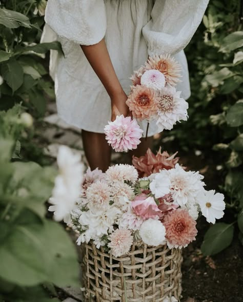 Flower Trailer, Gin Garden, Where The Wild Roses Grow, Spring Vision Board, Photos With Flowers, Gardeners Cottage, March Flowers, April Fashion, Dreamy Photoshoot