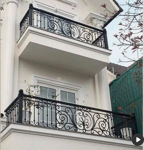 Balcony Railing Design Modern, Balcony Grills, Reling Design, Iron Railings Outdoor, درابزين السلم, Style Hacienda, Iron Balcony Railing, Balustrade Design, Modern Window Grill