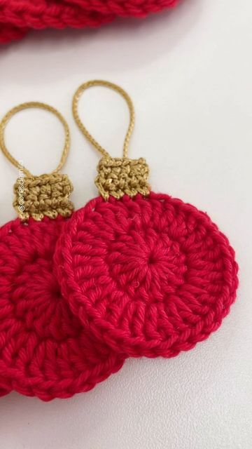 Xmas Crochet Ornaments, Quick And Easy Crochet Christmas Gifts, Crochet Christmas Wreath Free Pattern, Crochet Xmas Decorations, Crochet Xmas Ornaments, Xmas Ideas Gifts, Christmas Crochet Crafts, Christmas Crochet Decorations, Crochet Xmas Gifts