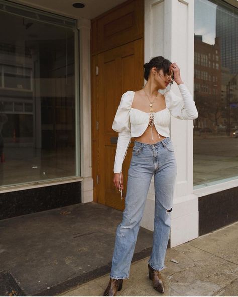 ashley (aka bestdressed) on Instagram: “a peasant chic white blouse + vintage jeans = 90% of my outfits but i’m not mad (cred: @discodaydream)” Peasant Blouse Outfit, Fashion Instagram Accounts, Lauren Johnson, Jeans Outfit Spring, Plaid Jeans, Spring Jeans, Wife Style, Date Outfits, Blouse Outfit