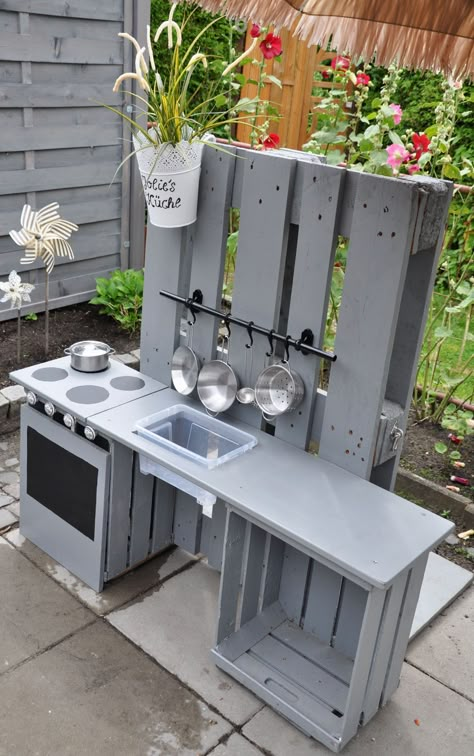 Diy Play Kitchen Outdoor, Mud Kitchen For Kids Diy, Diy Play Kitchen Ideas, Mud Kitchen Diy, Pallet Mud Kitchen, Outdoor Play Kitchen, Backyard Play Spaces, Mud Kitchen For Kids, Play Area Backyard