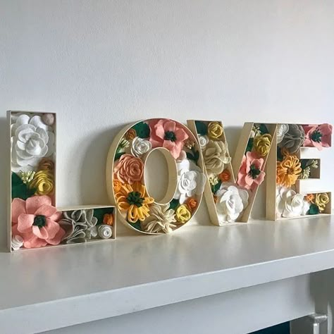 Hollow Letters With Flowers, Block Letter Decorating Ideas, Fillable Letters Ideas, Diy Letter Decor Initials, Letters Decoration Ideas, Fillable Letters, Felt Flowers Diy, Diy Baby Gifts, Diy Letters