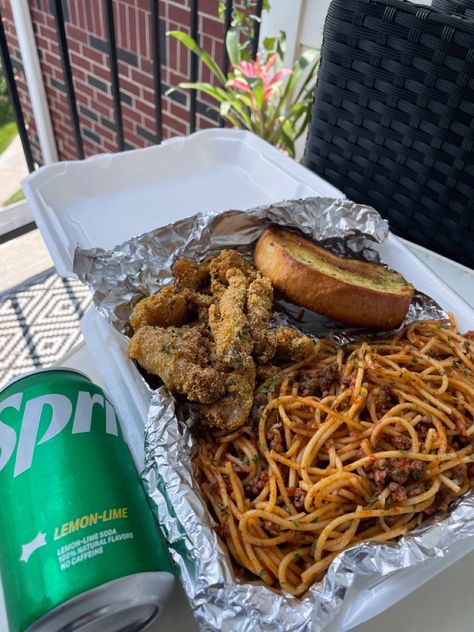 Catfish and spaghetti plate with garlic bread and a sprite Spaghetti And Catfish, Fried Catfish And Spaghetti, Catfish Breading Recipes, Fish And Spaghetti, Spaghetti Plate, Catfish Dinner, Dinner Ideas Soul Food, Cool Foods, Easy Healthy Smoothies