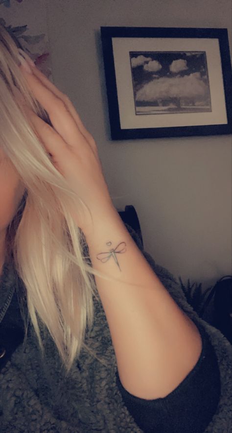 Modern Dragonfly Tattoo, Cute Dragon Fly Tattoo, Dragonfly Forearm Tattoo, Dragonfly Tattoo Wrist, Dragonfly Foot Tattoo, Simple Dragonfly Tattoo, Fine Line Dragonfly Tattoo, Tattoos Pequeños, Gratitude Tattoo