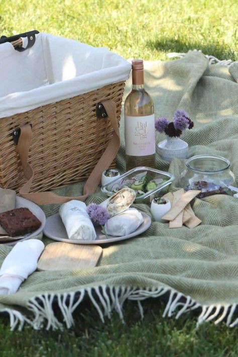 Visit Windsor's Sonoma Winery Picnic | The Essentials Picnic Winery Picnic, Picnic Items, Sonoma Wineries, Glasses Of Wine, Picnic Essentials, Wine Dinner, Picnic Lunches, Gourmet Foods, Red Wagon