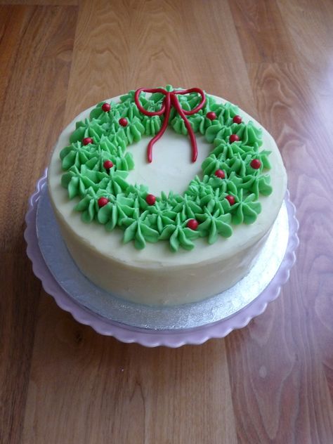 Wreath Cakes Christmas, Fruit Cake Decoration, Holiday Cake Designs, Cake Decorated With Fruit, Wreath Cake, Christmas Cakes Easy, Savory Cakes, Cake Fruit, Christmas Cake Designs