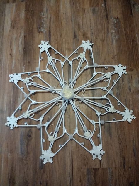 Snowflake made from hangers Coathanger Snowflakes, Hanger Snowflakes, Christmas Hangers, Christmas Snowflakes Crafts, Hanger Snowflake, Hanger Art, Diy Christmas Snowflakes, Country Victorian, Christmas Snowflakes Decorations