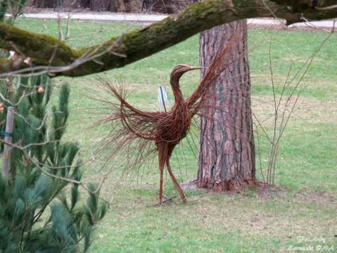 Willow Garden, Fire Pit Landscaping, Wire Art Sculpture, Willow Weaving, Garden Decor Projects, Willow Branches, Diy Outdoor Decor, Garden Art Sculptures Diy, Garden Art Sculptures