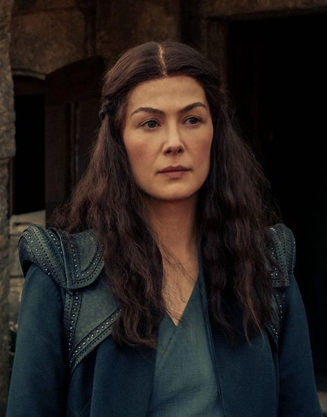 Moiraine Damodred, Wheel Of Time, Big Women Fashion, The Dark One, Rosamund Pike, Tv Icon, Middle Aged Women, English Actresses, Fantasy Movies