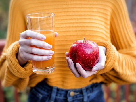 4 Benefits of Apple Juice (And 5 Downsides) Apple Juice Benefits, Apple Cider Cocktail, Apple Benefits, Apple Fritter Bread, Hard Apple Cider, Juice Diet, Organic Juice, Plant Projects, Thanksgiving Appetizers