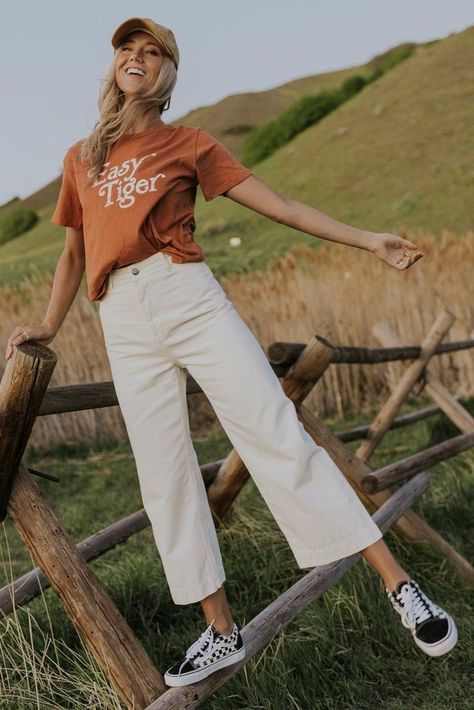 Chique Outfit, Skandinavian Fashion, Look Retro, Neutral Shades, Online Clothing Boutiques, Mode Inspo, Tees For Women, Mode Inspiration, Looks Vintage