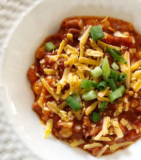 Delicious Vegetarian Chili Recipe with Hominy - Deb and Danelle Recipe With Hominy, Halloween Chili, Freeze Leftovers, Meals Without Meat, Vegetarian Chili Recipe, Quick Healthy Dinner, Chili Soup, Meatless Main Dishes, Gluten Free Recipes For Dinner