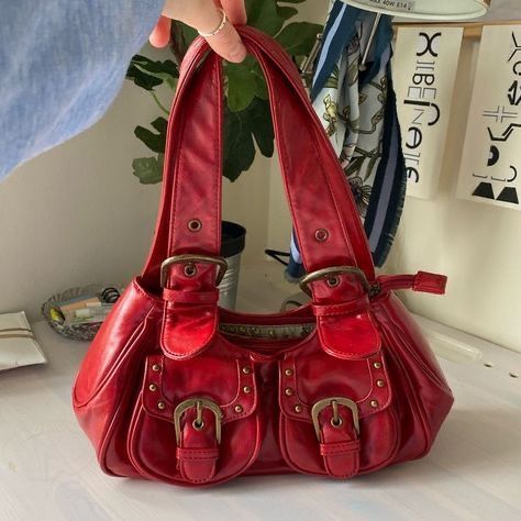 @viviennescloset_ Vintage Handbag Outfit, Rocker Girlfriend Aesthetic Outfits, Red Vintage Bag, Leather Bag Aesthetic, 70s Bags, Fall Purses, 00s Mode, 90s Bag, Sac Tote Bag