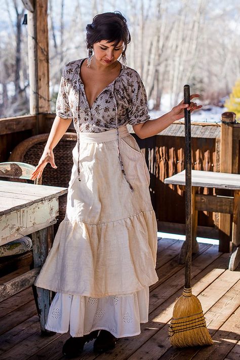 Vintage Style Aprons, Vintage Prairie Dress, Farm Dress, Farm Clothes, Handmade Aprons, Vintage Apron, Cottagecore Fashion, Gardening Outfit, The Wild West