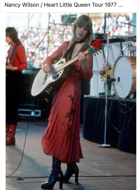 70s Rock Fashion, Nancy Wilson Heart, Wilson Sisters, 70s Rock And Roll, Female Rock Stars, Nancy Wilson, 60s Women, Outfits 70s, Band Outfits