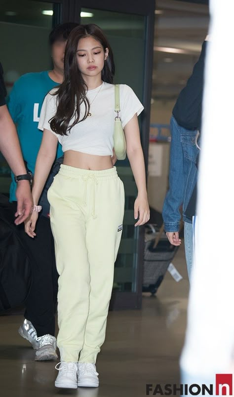 Jennie Airport, Blackpink Airport, Bts 8th Member, Airport Fashion Kpop, Korean Airport Fashion, Blackpink Outfits, Celebrity Casual Outfits, Airport Photos, Causual Outfits