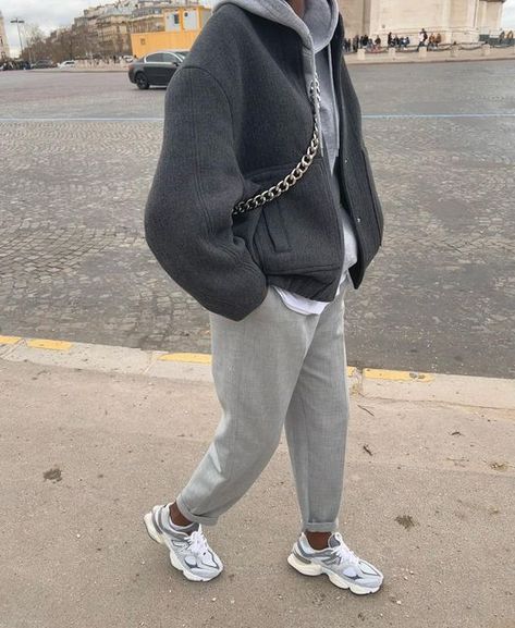 Sweats And Blazer Outfit, Grey Hoodie Outfit, Looks Paris, Blazer Outfits For Women, Sporty Looks, Grey Trainers, Sweat Set, Sporty Outfits, Inspo Outfit