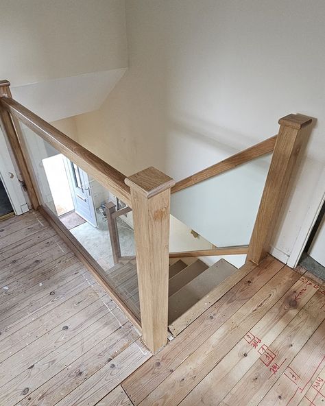 A light oak with embedded glass staircase balustrade to finish the week. Looking to upgrade your staircase ? Check this one out, one day and your home has a new modern and elegant look 👌🏼 #staircasebanisters #glassrailing #glassbalustrade #oakbalustrade #embeddedglass Glass Banister, Staircase Balustrade, Oak Staircase, Glass Staircase, River Lodge, Glass Balustrade, Glass Railing, Elegant Look, Light Oak