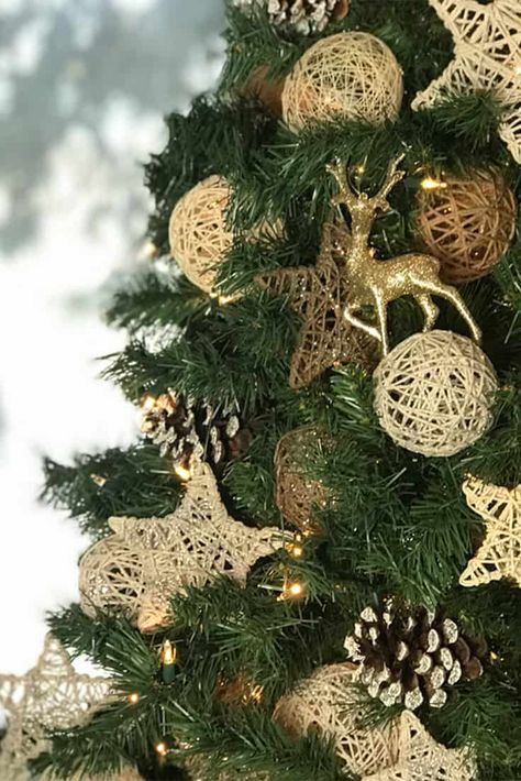 Boho 2023, Decoracion Navidad Diy, Twine Balls, Homemade Christmas Decorations, Christmas Tree Ideas, 2024 Christmas, Rustic Christmas Tree, Holiday Crafts Christmas, Christmas Ornaments Homemade