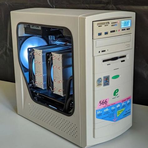 Vintage Pc Build, Pc Builds Gaming Custom Computers, Pc Design Ideas, Sleeper Pc Build, Cool Pc Case, Retro Pc Setup, Pc Builds Gaming, Pc Build Ideas, Cpu Computers