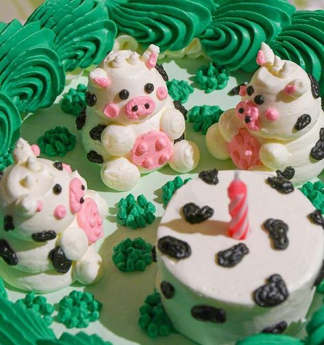 Buttercream Animal Cake, Strawberry Cow Cake, Buttercream Animals, Vintage Cake Ideas, Piping Buttercream, Amazing Cake Decorating, Cow Cakes, Cake And Dessert, Animal Cakes