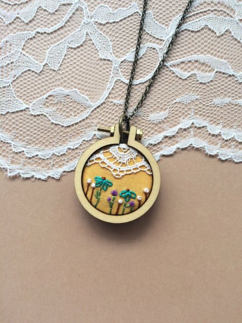 Mini Embroidery Hoop Necklace Featuring by PlaidLoveThreads Embroidery Hoop Necklace, Mini Embroidery Hoop Ideas, Mini Embroidery Patterns, Diy Mini Embroidery Hoop, Mini Embroidery Hoop, Sweet Embroidery, Tiny Embroidery, Brooch Embroidery, Hand Embroidered Jewelry