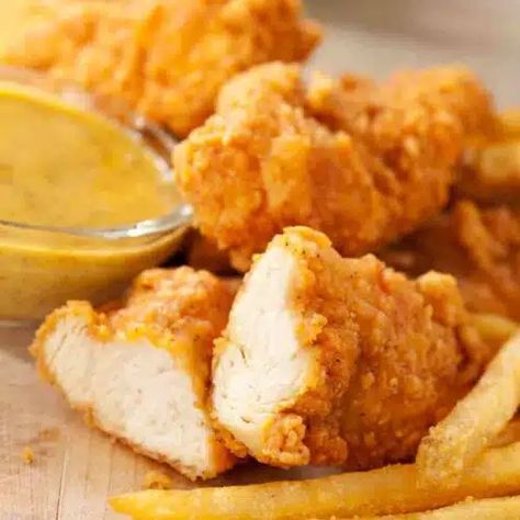 Zaxby’s Chicken Fingers Recipe : Copycat - BluntCook Raising Canes Chicken Recipe, Baked Chicken Tenderloins, Chicken Fingers Recipe, Canes Sauce, Canes Chicken, Chicken Finger Recipes, Chicken Strip Recipes, Easy Dip, Raising Canes