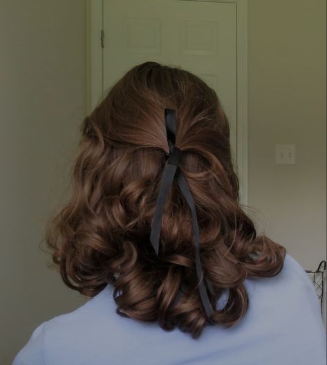 Cottage Core Short Hairstyles, Short Hair Cottagecore Styles, Dark Academia Hair Styles Short, Short Cottagecore Hairstyles, Prom Hair For Brown Hair, Prom Hairstyles With Ribbon, Cottagecore Curly Hair, Victorian Inspired Hair, Prom Hair With Ribbon