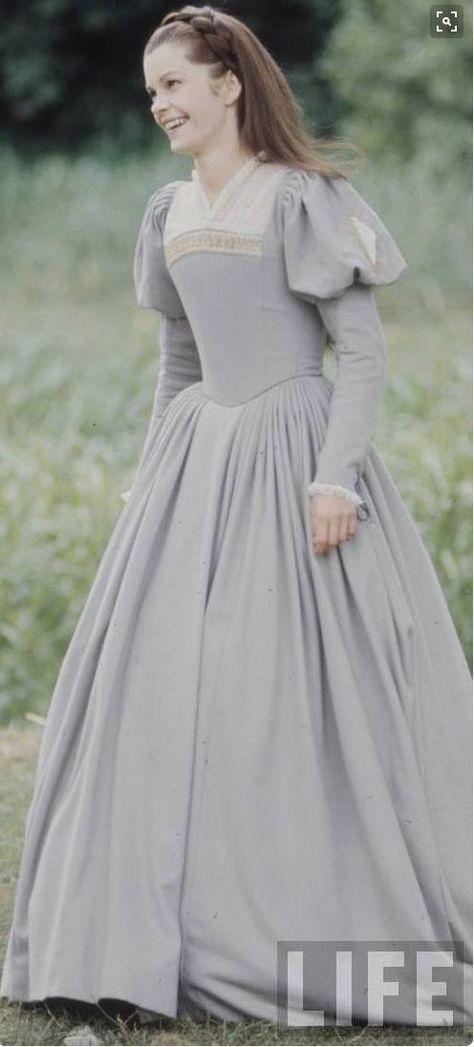 Um verdadeiro vestido digno de uma princesa Tudor Dress, Tudor Fashion, Tudor Costumes, Period Dress, Medieval Clothing, Medieval Dress, Historical Dresses, Fantasy Fashion, Historical Clothing