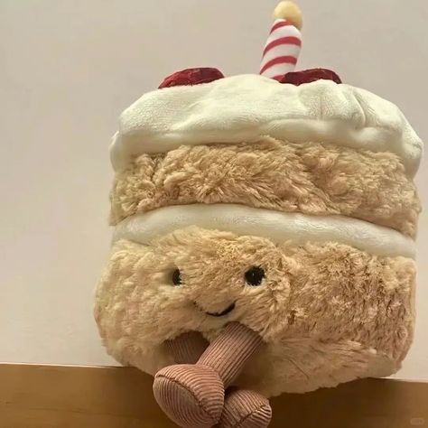 Strawberry Jellycat, Strawberry Moodboard, Clay Jellycat, Jellycats Aesthetic, Jellycat Wishlist, Jellycat Aesthetic, Immagini Grinch, Food Plushies, Aesthetic Cake