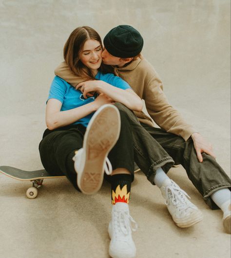 Skater Pics, Skateboarding Couples, Skater Couple, Cute Relationship Pictures, Skate Vibes, Skateboard Pictures, Skate Girl, Winter Engagement Photos, Couples Vibe