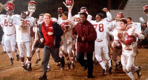 "Remember the Titans" (9/29/2000) - Based on a True Story, Coach Herman Boone introduces a Diverse Football Team in T.C. Williams High School that would go on to become champions of the state. Best Fall Movies, Football Movies, Remember The Titans, Connie Britton, Zombie Bride, Amy Smart, Classic Halloween Costumes, Oliver Stone, Sports Movies