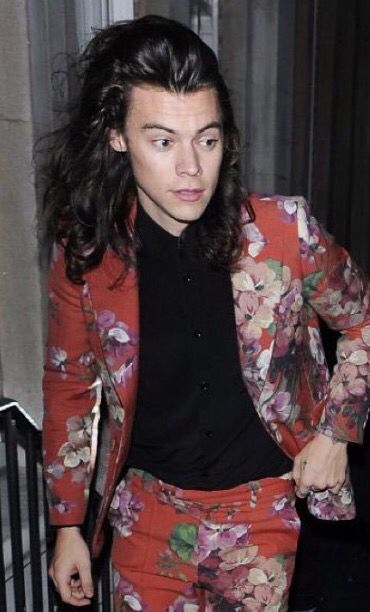 The boys leaving the x-factor after party last night 12•13•15 Harry Styles Floral Suit, Harry Styles Suits, Harry Styles London, Harry Styles 2015, Floral Suit, Edition Hotel, Fashion Week 2015, Harry Styles Wallpaper, Louis And Harry